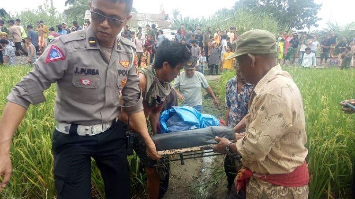 Polisi dan warga saat mengevakuasi korban tertabrak kereta api di perlintasan ilegal di Kabupaten Serdang Bedagai, Sumatera Utara, Sabtu (22/7/2023)