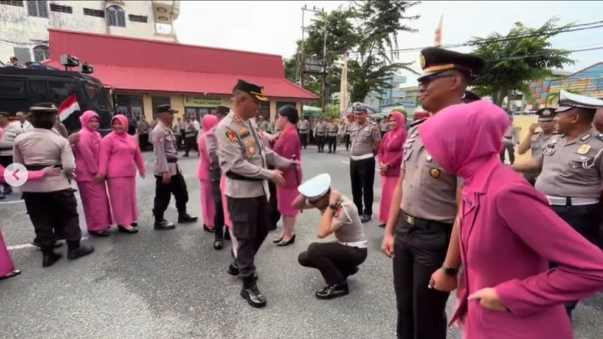 Polisi dihukum atasan karena tak membawa pasangan saat acara kenaikan pangkat.
