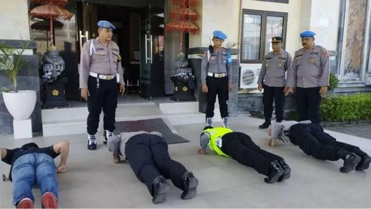 Polisi ketahuan minum bir dihukum push up.