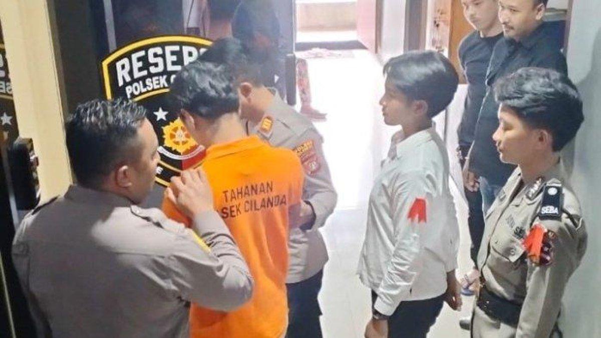 Polisi menangkap seniman tato atau tatto artist, EP (29), karena melakukan penganiayaan pacar serta melumuri wajah dan paksa pacarnya makan kotoran manusia, di indekos kawasan Jalan Fatmawati, Cilandak, Jakarta Selatan, Minggu (18/6/2023).