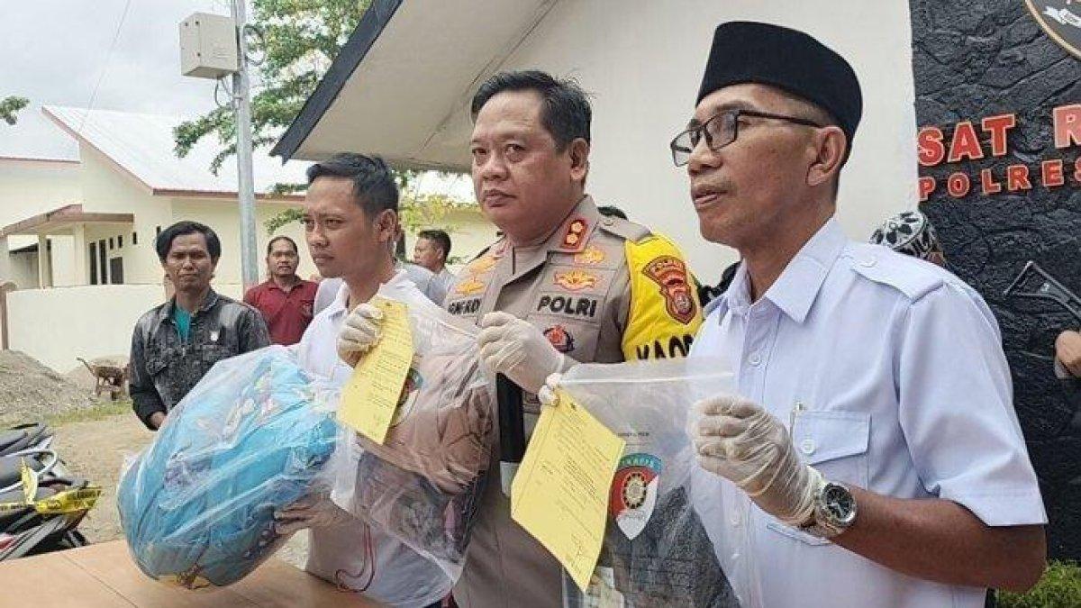 Polisi Polres Polewali Mandar, Sulawesi Barat, memperlihatkan barang bukti kasus pencabulan Ustaz Zulfikar.