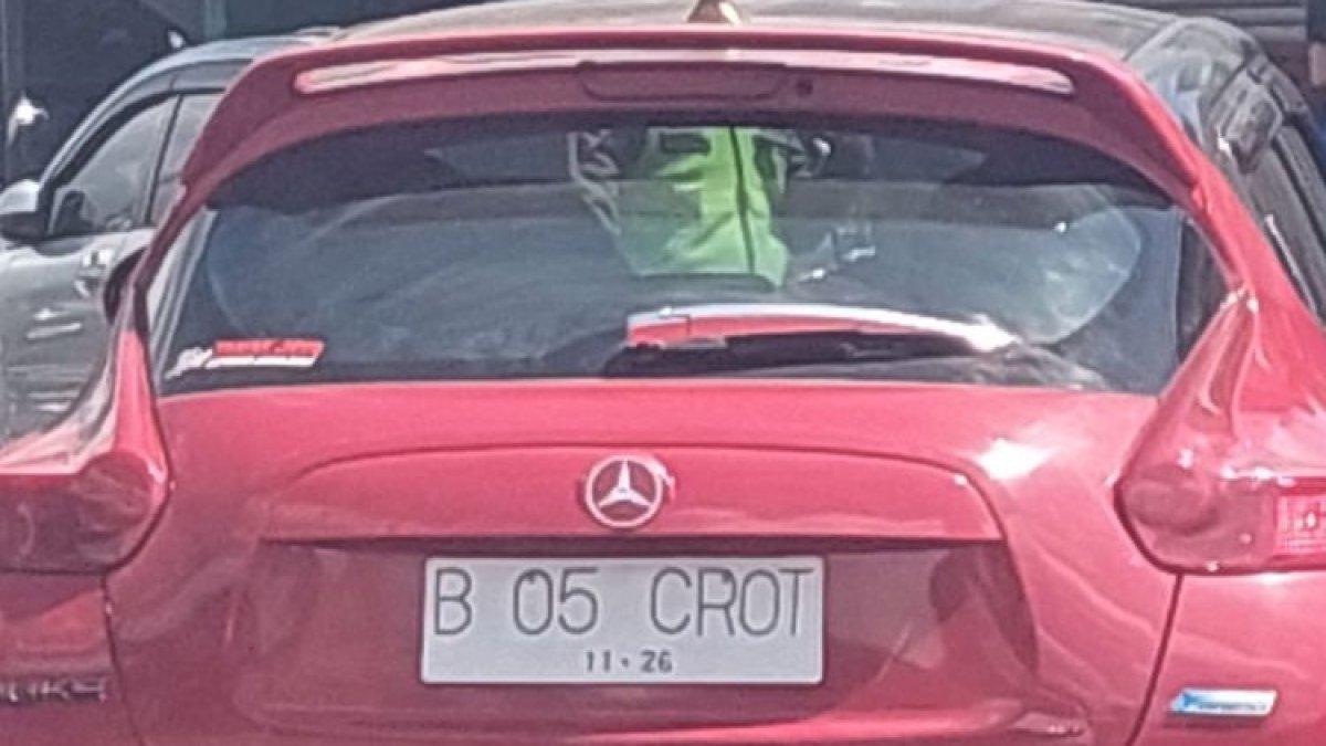 Polisi saat memberhentikan mobil berplat B 05 CROT