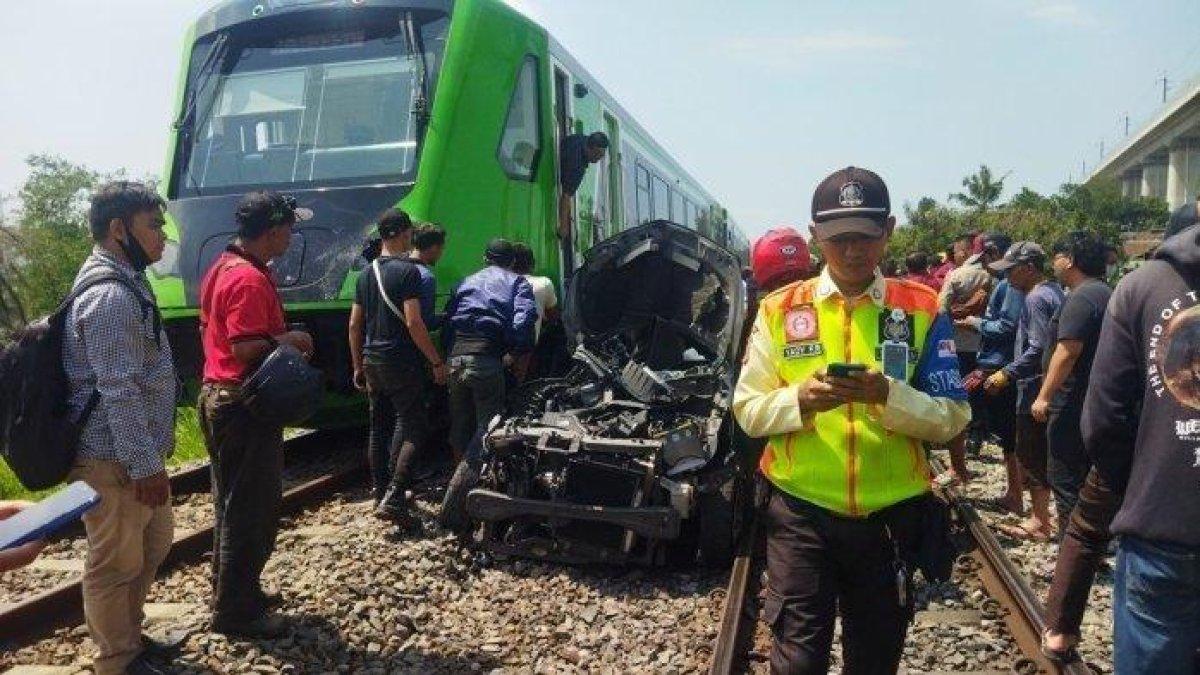 Sejumlah warga dan polisi saat mengevakuasi mobil yang tertabrak KA Feeder Kereta Cepat di Kampung Sumur Bor, Desa Cilame, Kecamatan Ngamprah, Kabupaten Bandung Barat (KBB), Kamis (14/12/2023). Empat orang meninggal dunia dalam kecelakaan ini.