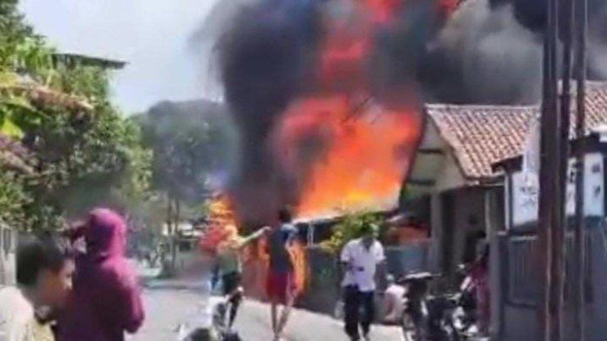 Tempat pengisian bahan bakar atau pom mini yang berada di Desa Paniis, Kecamatan Tanjungkerta, Kabupaten Sumedang, terbakar, Selasa (17/10/2023) siang