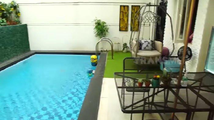 hindari kolam renang dan tempat terbuka untuk menghinari terkena petir saat hujan deras