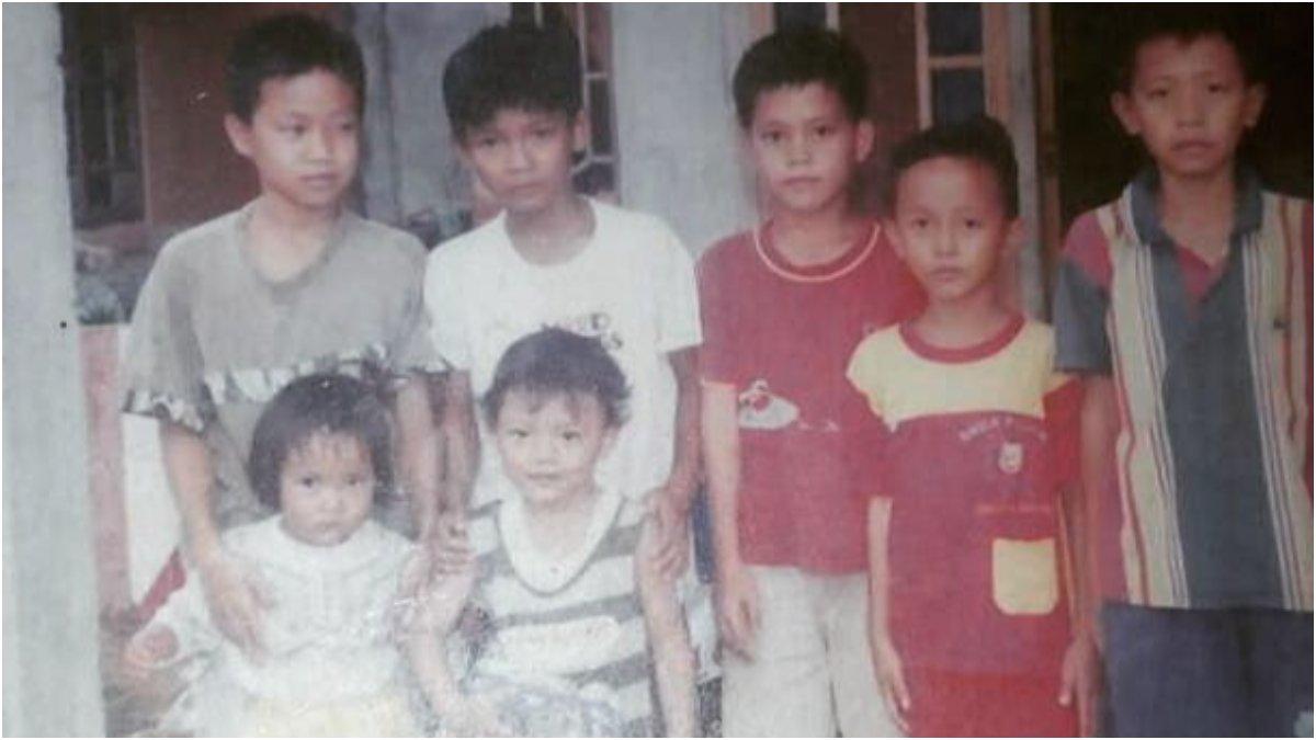Potret lawas Tri Suaka bersama teman-temannya.
