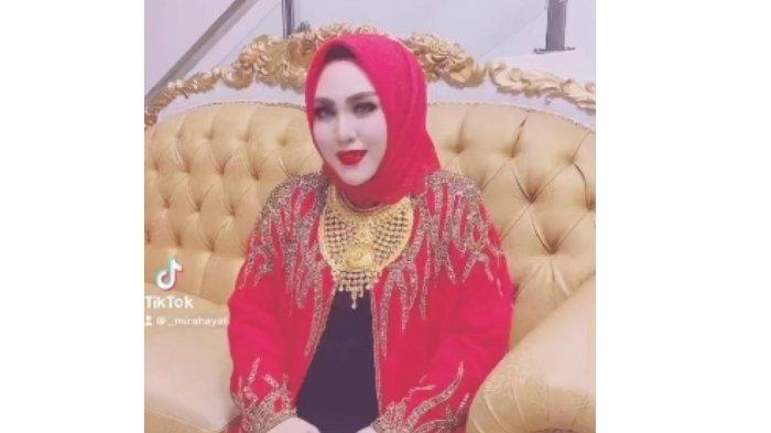 Mira Hayati beli emas di Tanah Suci