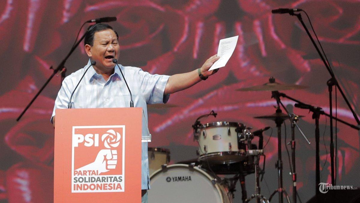 Ketua Umum Partai Gerindra sekaligus bacapres dari Koalisi Indonesia Maju (KIM) Prabowo Subianto memberikan pidato saat mengikuti acara deklarasi Konser Pilpres Santuy Ojo Rungkad di Jakarta Pusat, Selasa (24/10/2023).
