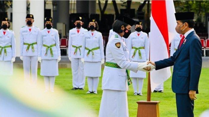 Presiden Joko Widodo (Jokowi) saat upacara pengukuhan 68 pelajar SMA yang menjadi anggota Paskibraka saat Upacara Peringatan Kemerdekaan RI di Istana Merdeka, Jakarta pada Rabu (17/8/2022).