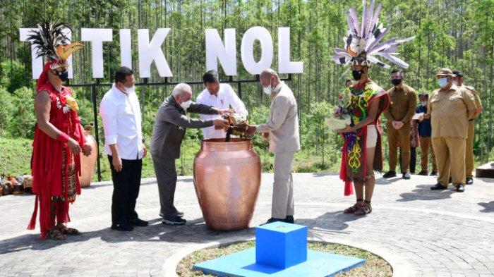 Presiden Joko Widodo menggelar seremoni ritual Kendi Nusantara di titik nol Ibu Kota Negara (IKN) Nusantara di Kecamatan Sepaku, Penajam Paser Utara, Kalimantan Timur, Senin (14/3/2022). Ritual tersebut mengumpulkan 34 tanah dan air yang dibawa gubernur se-Indonesia.