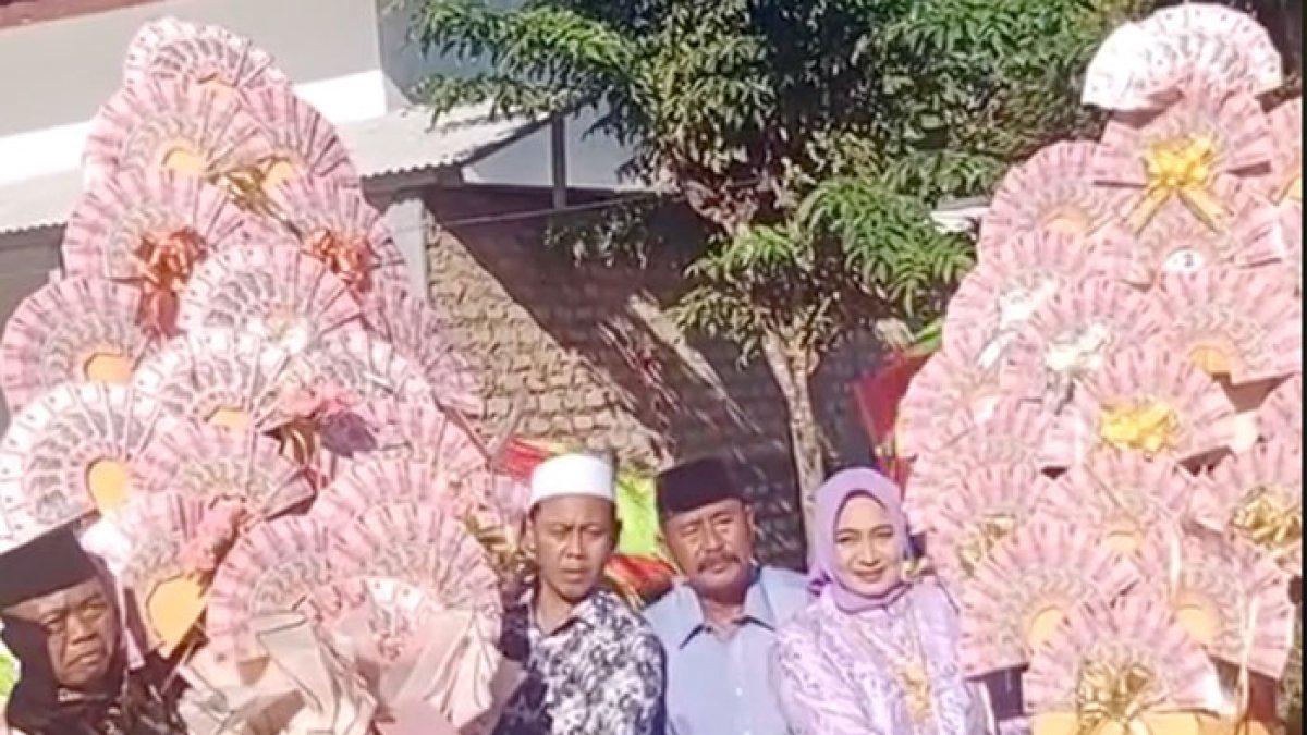 Pria bawa buket uang raksasa untuk seserahan