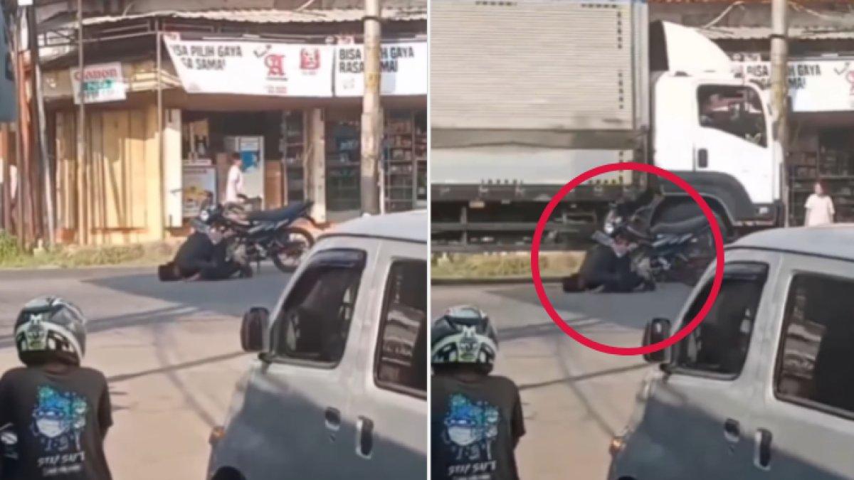 Pria di Pekalongan salat di tengah jalan