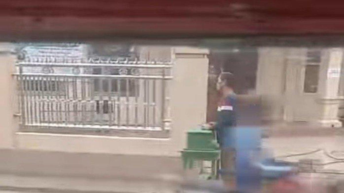 pria mencongkel kotak amal masjid di Palembang terekam CCTV