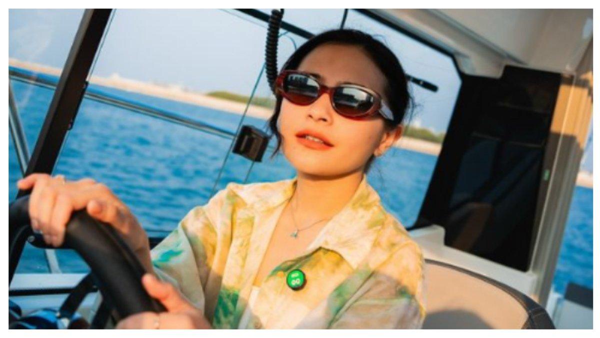 Potret Prilly naiki Yacht sebagai hadiah Ultah