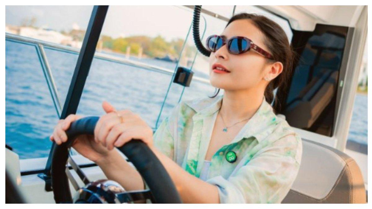 Potret Prilly naiki Yacht sebagai hadiah Ultah