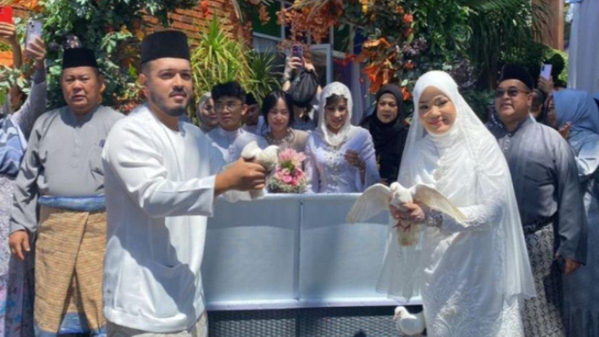 Produser asal Malaysia, Datuk A. Aida menikahkan putrinya Wan Az Aleesa dengan kekasihnya, Zain Azrai Abdul Aziz