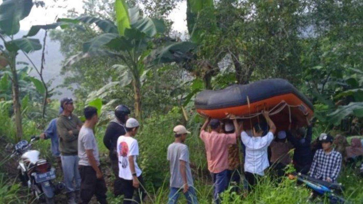 Proses pencarian tiga orang tenggelam di Danau Kuari, Desa Tegalega, Kecamatan Cigudeg, Kabupaten Bogor, Jawa Barat.