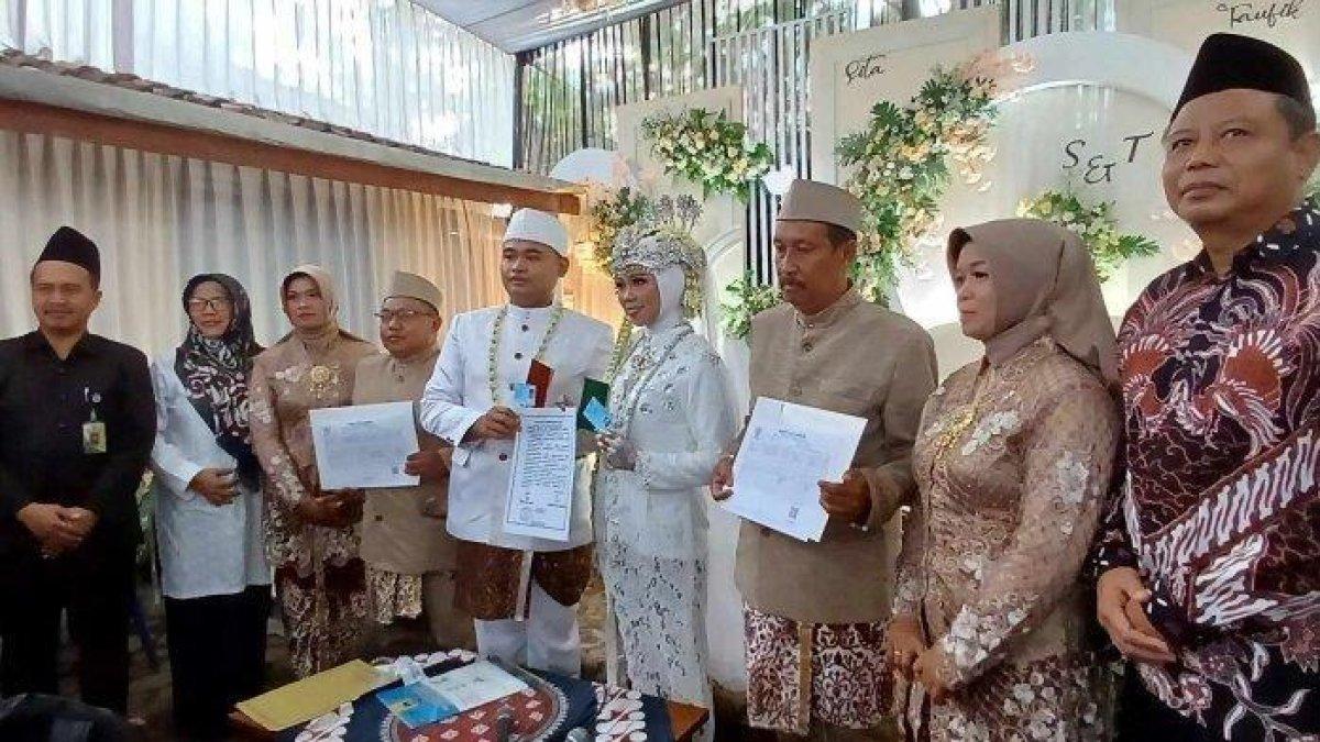 Prosesi akad nikah Taufik Nur Arifin dan Prihasiwi Sita Andriyani di Dusun Tegal Lembut, Kalurahan Giripeni, Kapanewon Wates, Kabupaten Kulon Progo, Rabu (5/7/2023). Keduanya merupakan pasangan pengantin penyandang disabilitas.