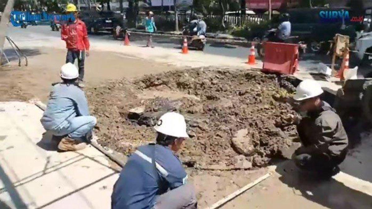Proyek pergantian pipa air Perusahaan Daerah Air Minum (PDAM) Surya Sembada Surabaya menyebabkan aspal di Jalan Pasar Kembang terangkat, Selasa (1/8/2023)