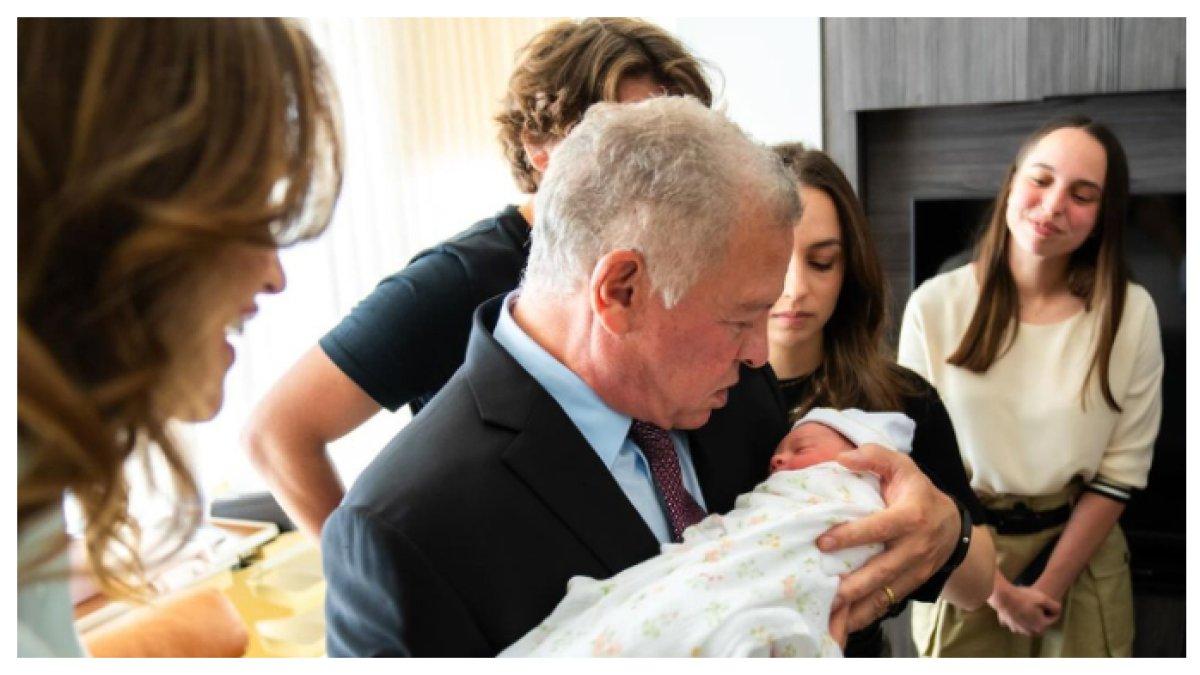 Raja Abdullah II menimang cucu pertamanya dari pasangan Pangeran Hussein dan Putri Rajwa dan disaksikan Ratu Rania.