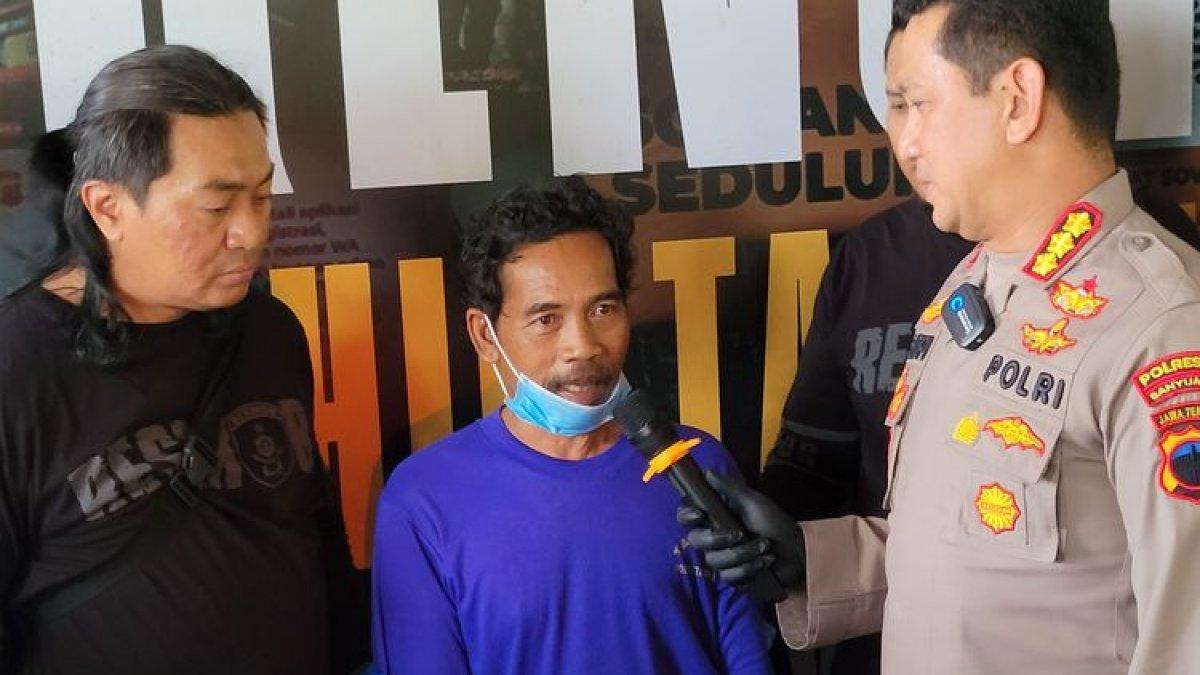 R (57) tersangka pembunuhan tujuh bayi hasil inses dengan anaknya saat pers rilis di Mapolresta Banyumas, Jawa Tengah, Selasa (27/6/2023). 