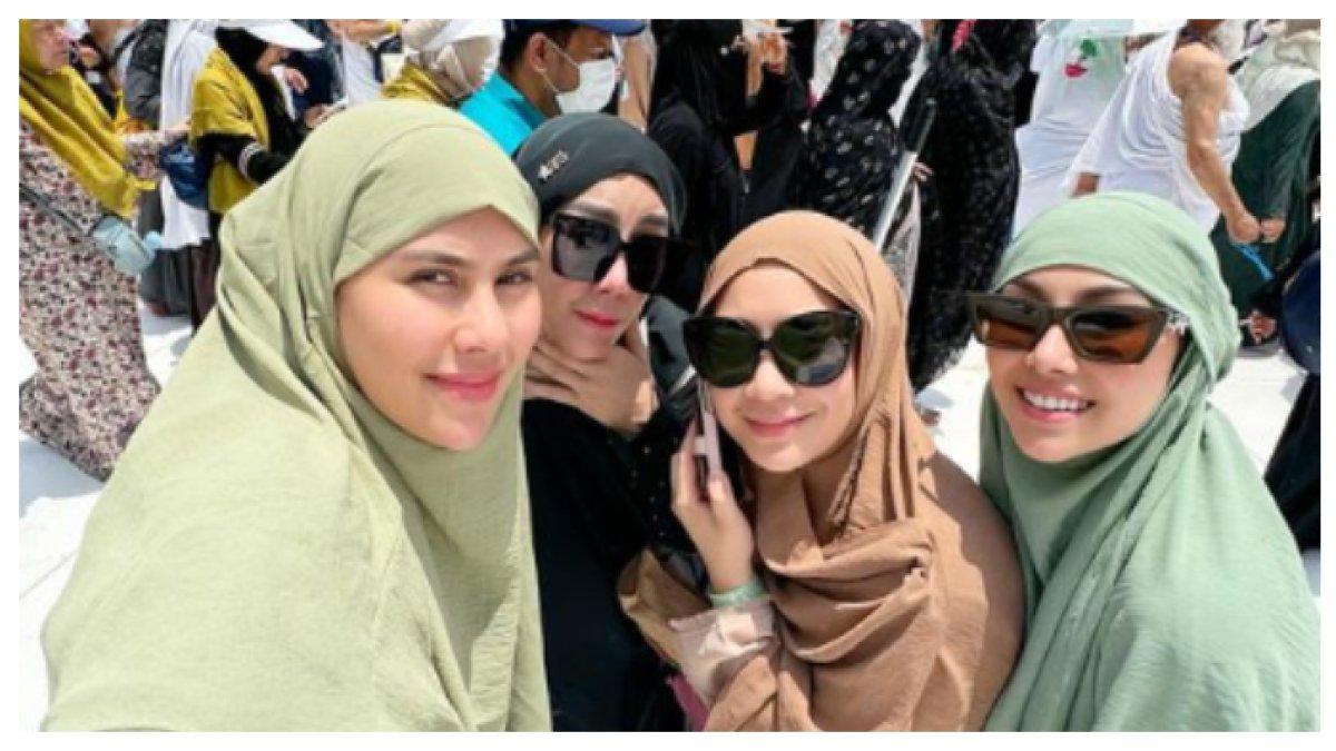 Potret Wanita Keluarga Raffi Ahmad saat Ibadah Haji