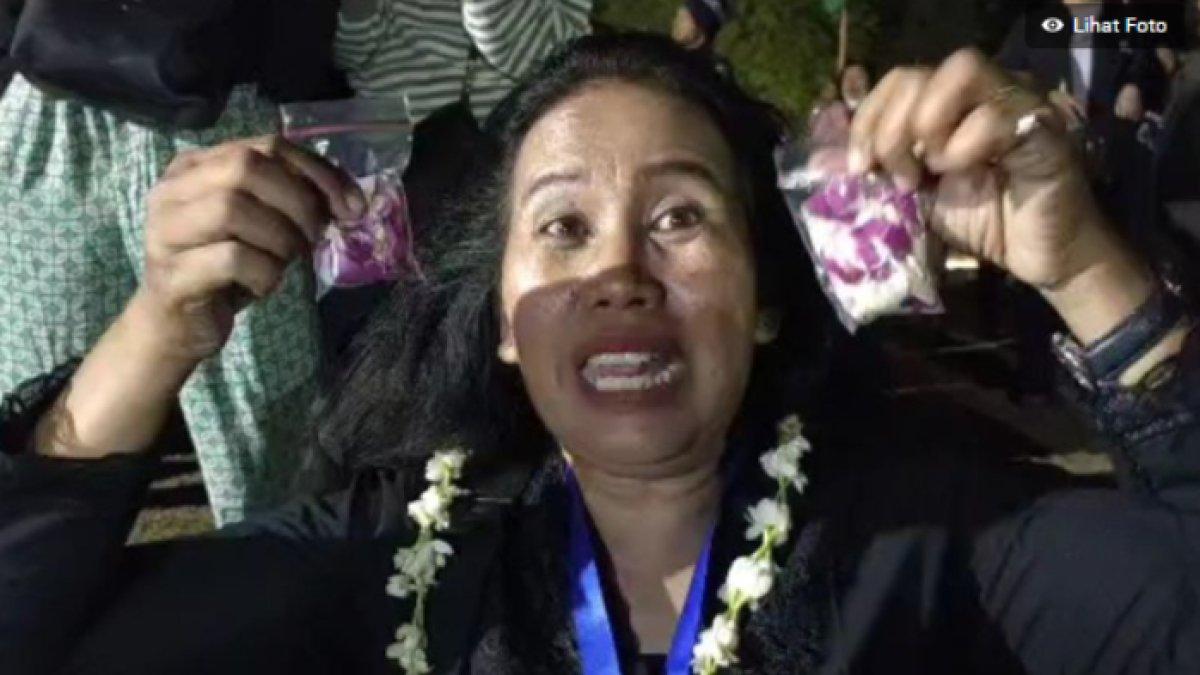 Rahayu kehilangan kondenya saat berebut udik-udik yang disebar saat kirab 1 Suro