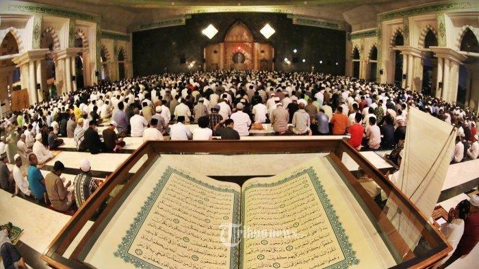 Ratusan jemaah mengikuti salat malam di mesjid raya Makassar, Rabu (8/7) dini hari.