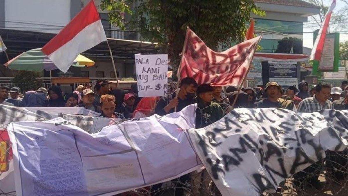 Ratusan warga yang protes minta Kades di Jember dibebaskan dari kasus korupsi