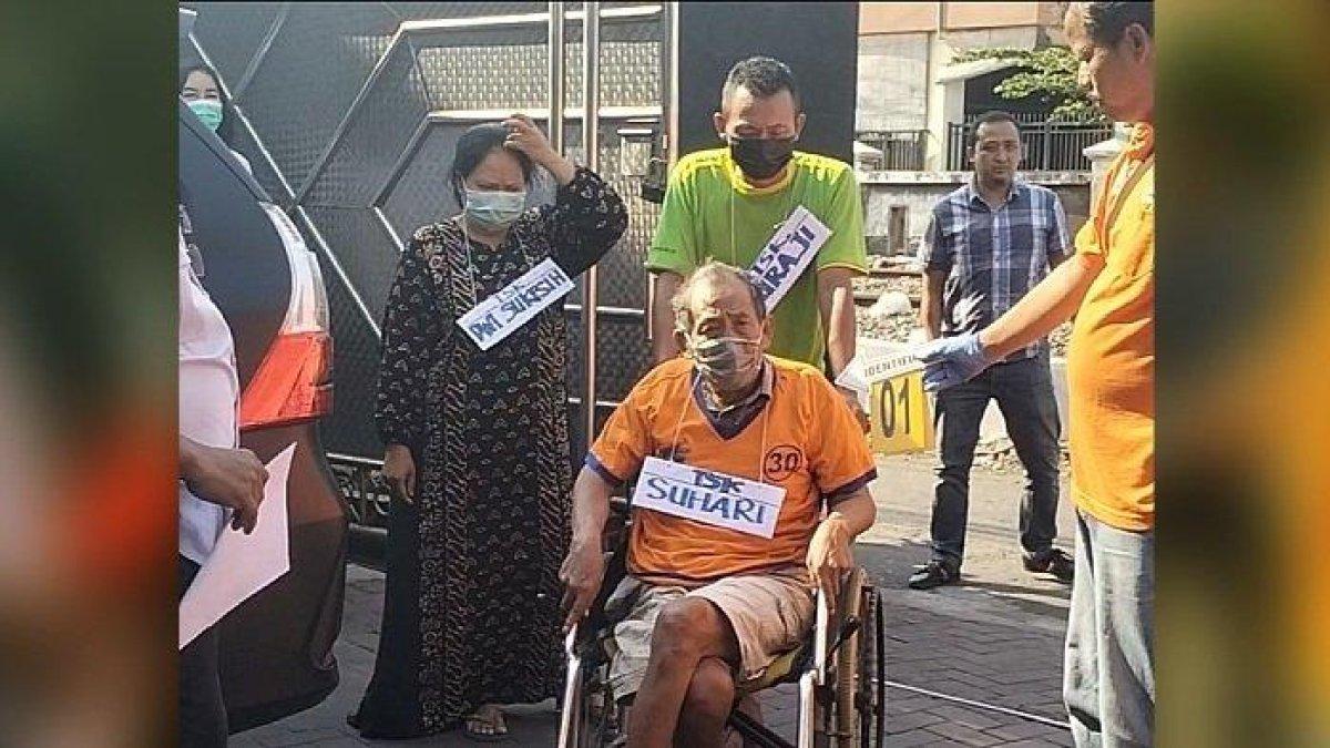 Dwi Sukaesih (kiri), Suhari (duduk di kursi roda) dan Suraji (pendorong kursi roda) saat mengikuti rekonstruksi kasus penipuan bermodus pengandaan uang di Kecamatan Bubutan, Surabaya, Senin (6/11/2023).
