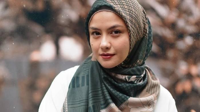 Revalina S Temat pun ternyata pernah dikabarkan dekat dengan Panji Trihatmodjo