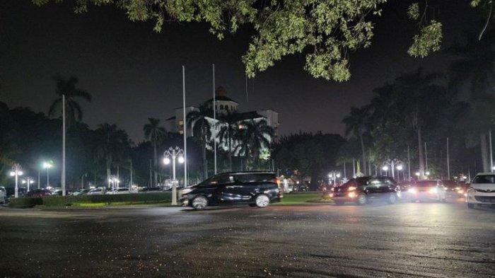 Gubernur Jawa Barat Ridwan Kamil bersama keluarga saat tiba di Gedung Pakuan, Kota Bandung, Jawa Barat, Jumat (3/6/2022)