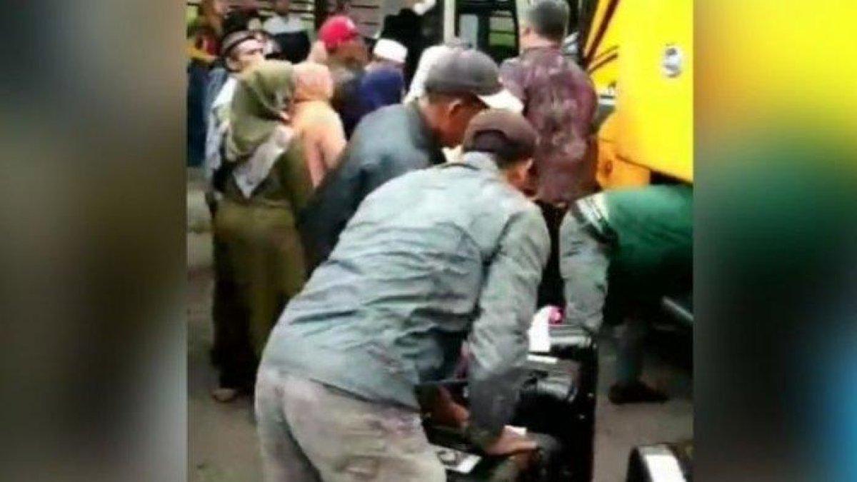 rombongan jemaah umroh asal Garut, Jawa Barat, batal berangkat ke Tanah Suci