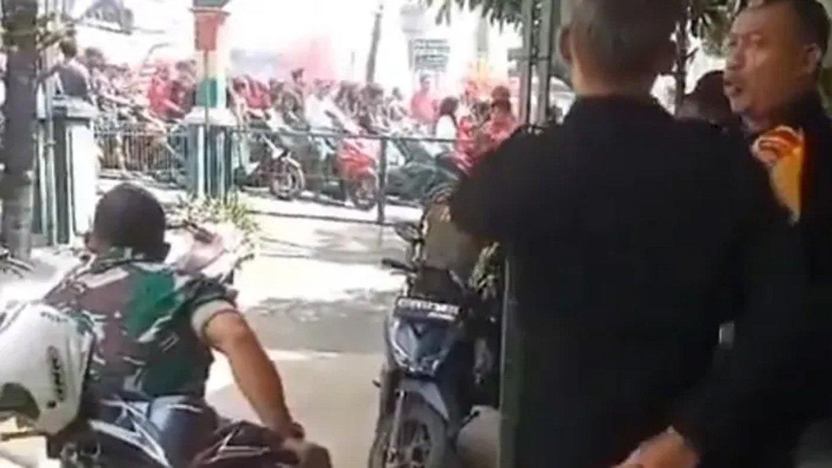 rombongan pengendara motor menggeber motor di hadapan anggota TNI