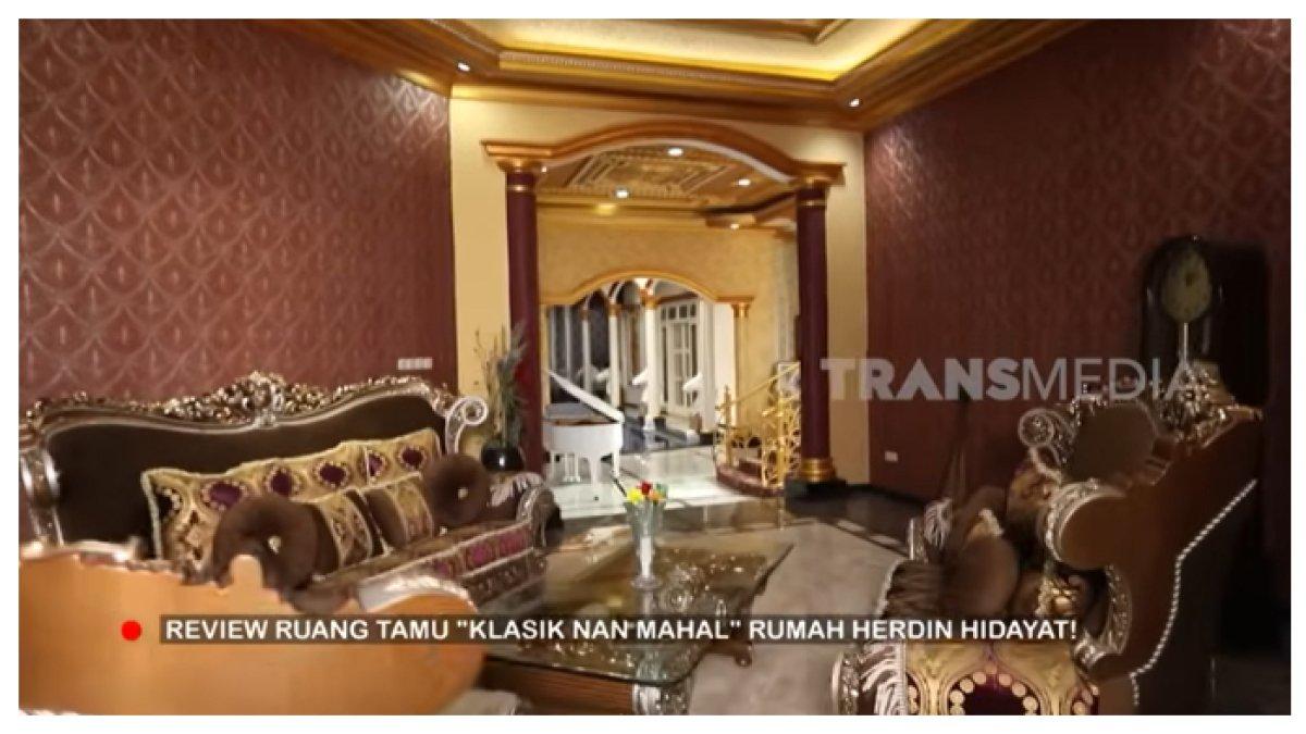 Rumah mewah milik aktor senior yang sangat kondang, Herdin Hidayat, memang lebih bernuansa gold dan klasik.