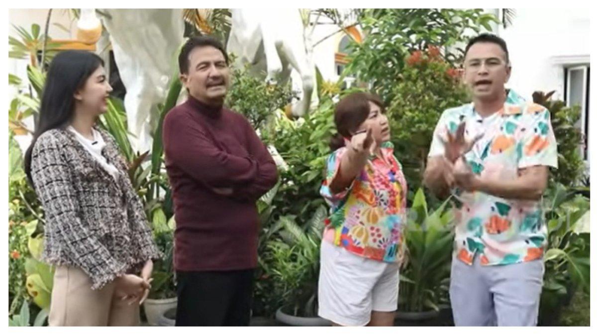 Rumah mewah milik aktor senior yang sangat kondang, Herdin Hidayat, memang lebih bernuansa gold dan klasik.