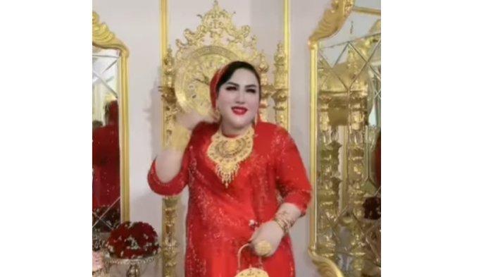 Potret rumah mewah Mira Hayati, perabotannya serba emas