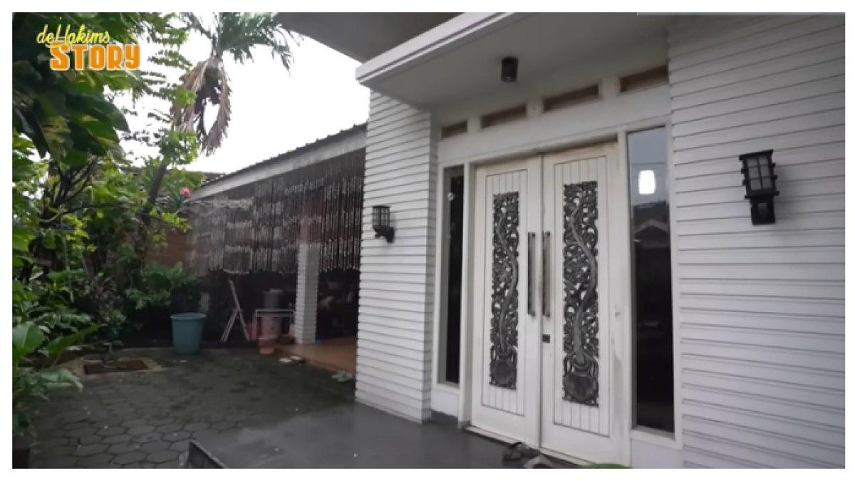 Irfan dan Jeremy ngobrol mengenai sejarah rumah tersebut.