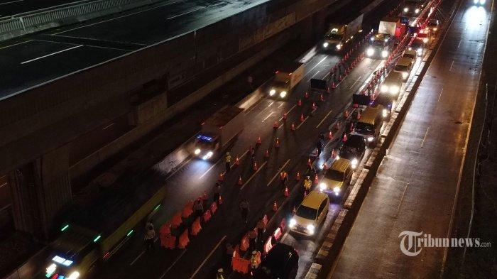 Sejumlah kendaraan mengantre di pos penyekatan mudik di Tol Jakarta-Cikampek KM 31, Cikarang, Jawa Barat, Kamis (6/5/2021) dini hari. Akibat adanya penyekatan pemudik di KM 31 Cikarang tersebut menyebabkan kemacetan yang panjang.
