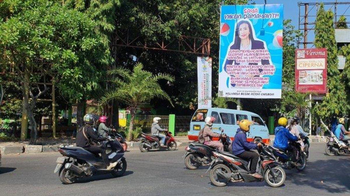 Ilustrasi baliho yang berada di tepi jalan.