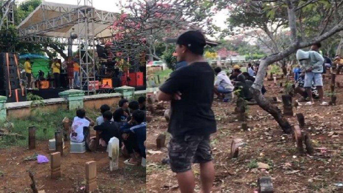 Sejumlah warga mulai dari orang dewasa hingga anak-anak berada di pemakaman demi menonton biduan bernyanyi