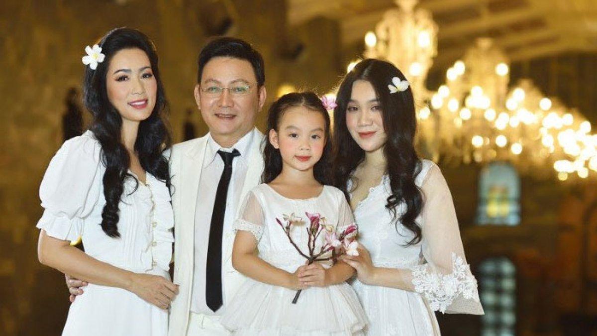 Seorang artis hidup makmur setelah menikah dengan juragan plastik, bahkan ia mendapat banyak pujian karena memiliki anak yang good looking