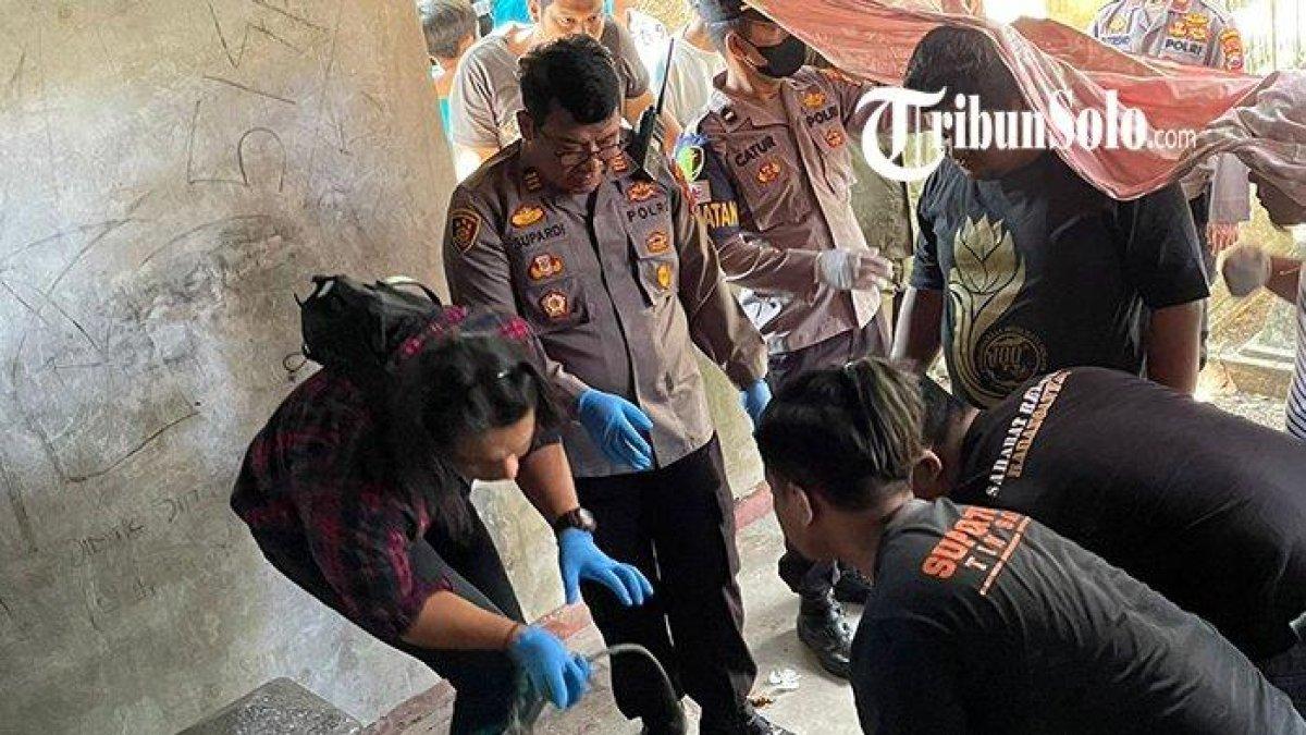 Seorang pemuda ditemukan meninggal dunia di Makam Cungkup Jebres karena gantung diri, Rabu (12/7/2023). Polisi langsung evakuasi.