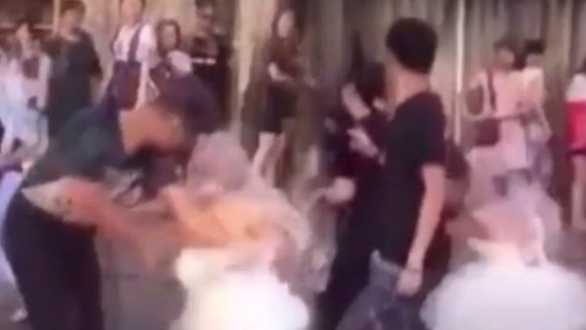 seorang pria berusia 50 tahun di China membuat publik heboh, pe vv