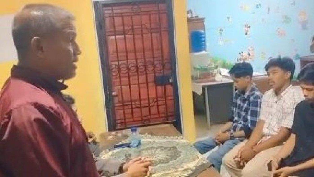 Seorang pria tengah berbicara kepada mahasiswa dan mahasiswi UNP yang KKN di Bungus