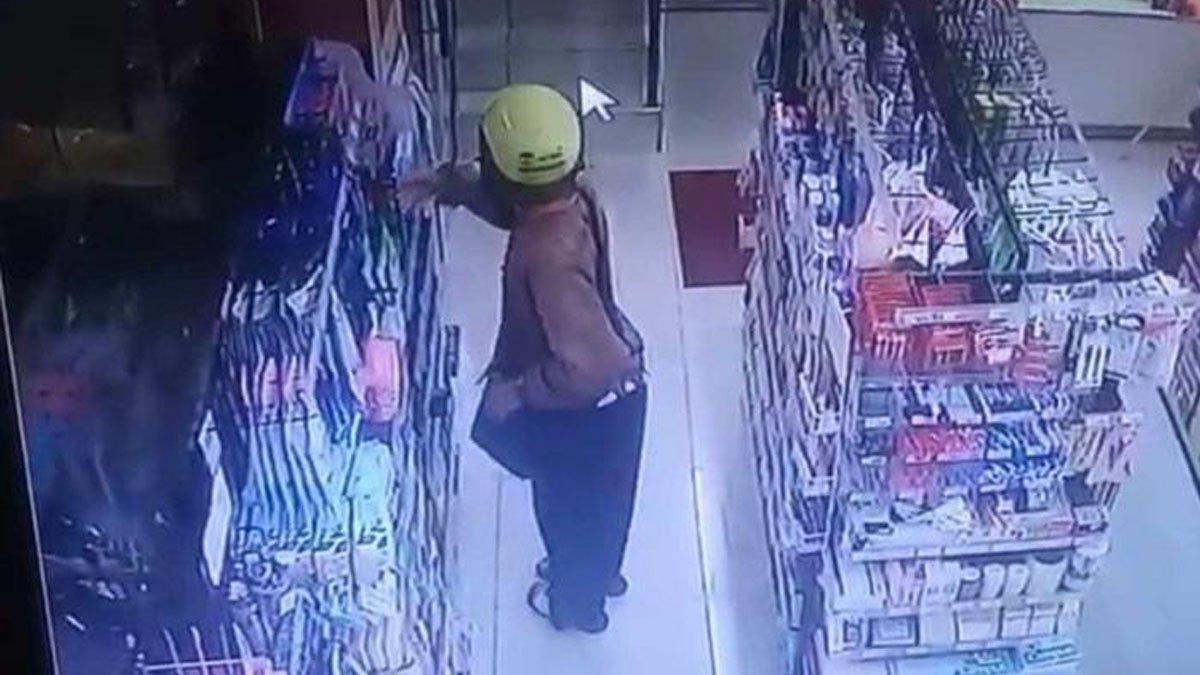 Seorang wanita kepergok mencuri di Toko.