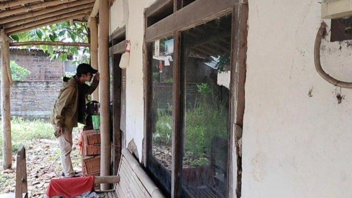 Seorang wartawan yang sedang mengintip isi rumah dari pelaku teror bom Polres Kudus, WU yang hidup sebatang kata dan diduga memiliki gangguan kejiwaan.