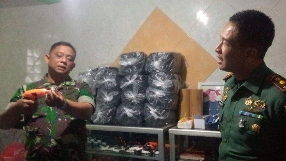 Sertu Agus RA tunjukkan alat khitan hasil produksi dirinya sendiri