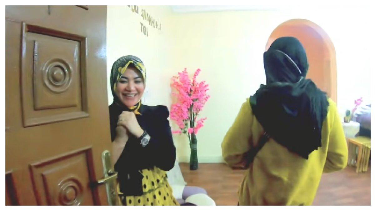 Rumah Sherly bak rumah raja dengan interior mewah dan didominasi warna emas serta ungu.