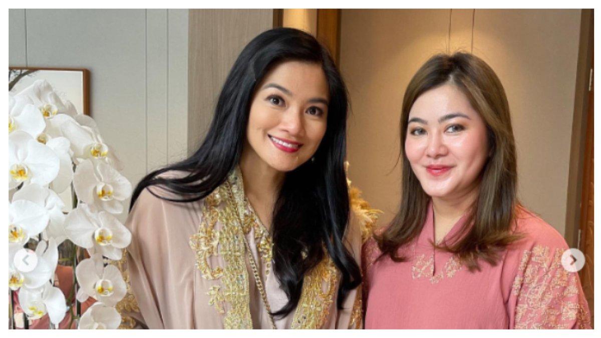 Sampai saat ini, sepupu Titi Kamal itu masih tetap tampil tanpa hijab lagi.
